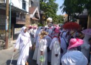 Muslimah sejawa Timur mengadakan manaqib qubro dan maulid nabi di sepanjang jalan ikan gurami surabaya