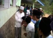 KENAPA SANTRI SELALU CIUM TANGAN GURU?