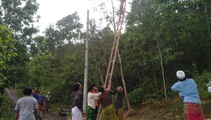 PEMASANGAN LAMPU PENERANG JALAN OLEH KADER ANSOR PAOPALE LAOK