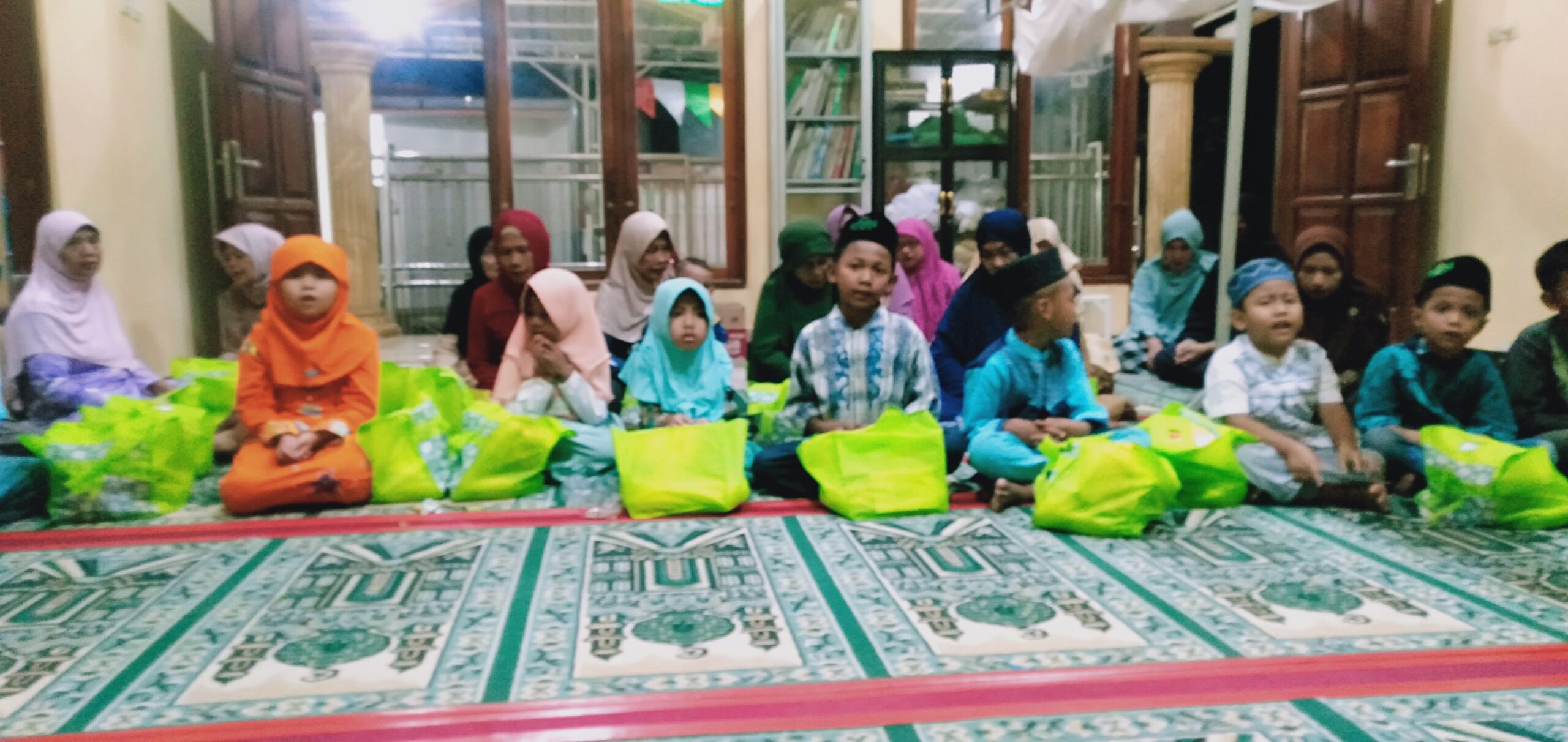 Senyuman yatim piatu dhuafa saat acara