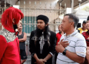 Inilah Yang Terjadi Ketika Dakwah Berkostum Casual, Dukun Berkostum Agamis