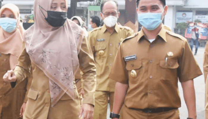 Duel Kepemimpinan di Pilbub 2024 Kabupaten Mojokerto: Mengupas Kekuatan dan Kelemahan Ikfina vs. Gus Barra